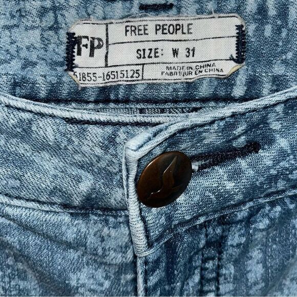 We the FREE PEOPLE Blue Feather Print Skinny Cropped Ankle Zip Jeans SZ 31 Boho - Picture 3 of 7